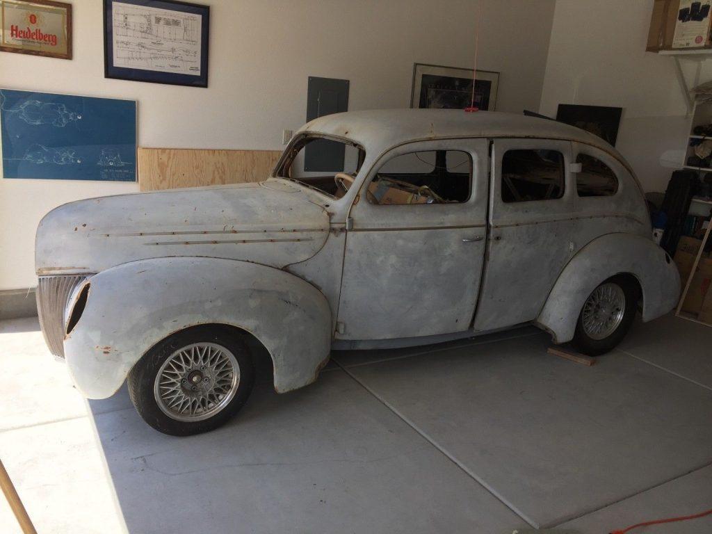 little rust 1939 Ford Fordor Deluxe hot rod project